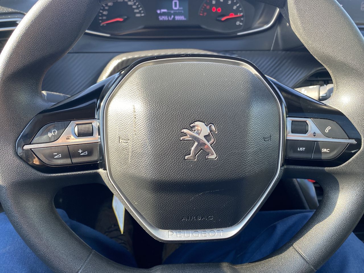 Peugeot 208 — foto 27 de 35