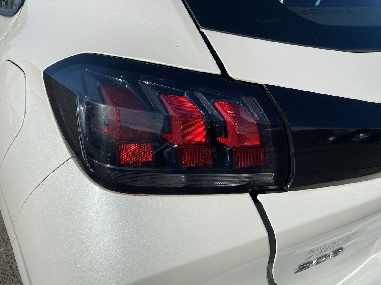 Peugeot 208 — foto 21 de 35
