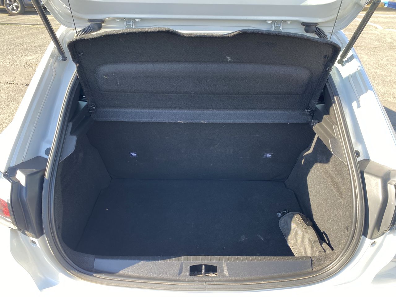Peugeot 208 — foto 22 de 35