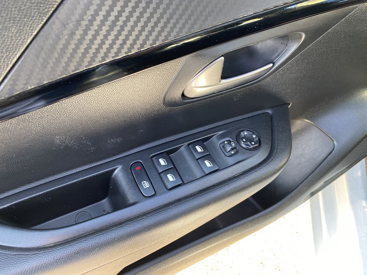 Peugeot 208 — foto 23 de 35