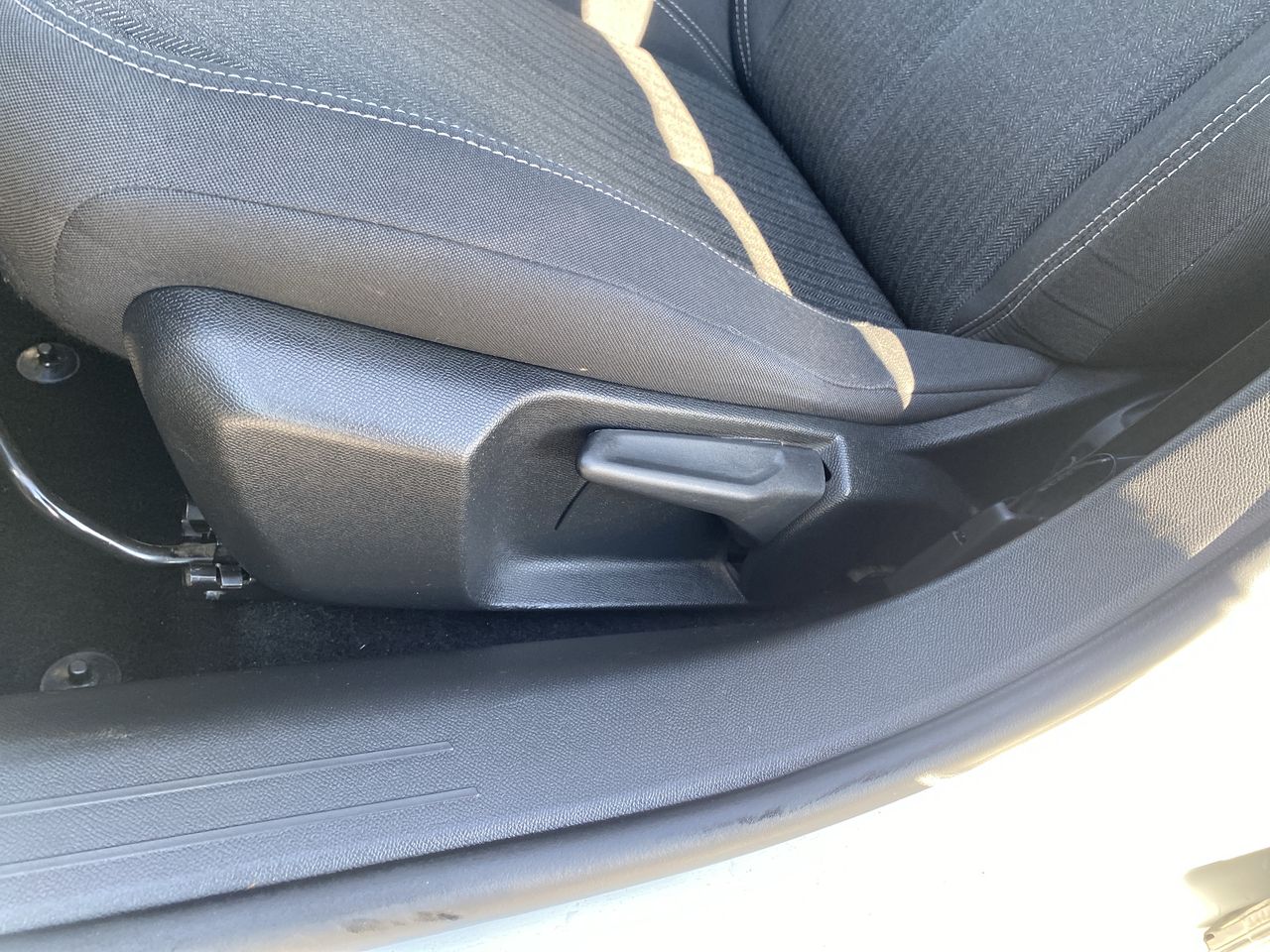 Peugeot 208 — foto 24 de 35