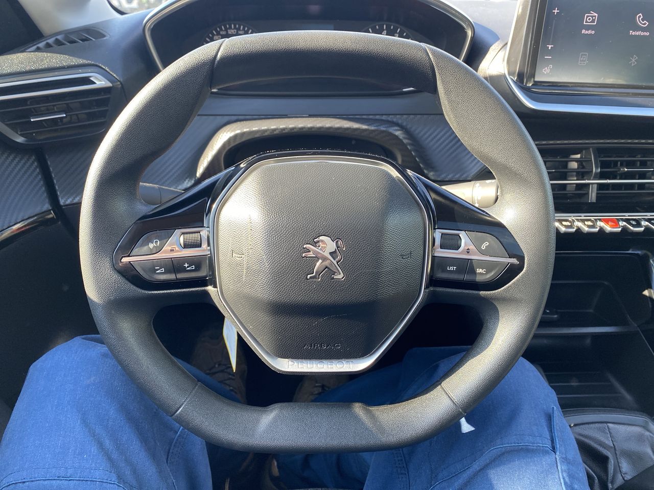 Peugeot 208 — foto 26 de 35
