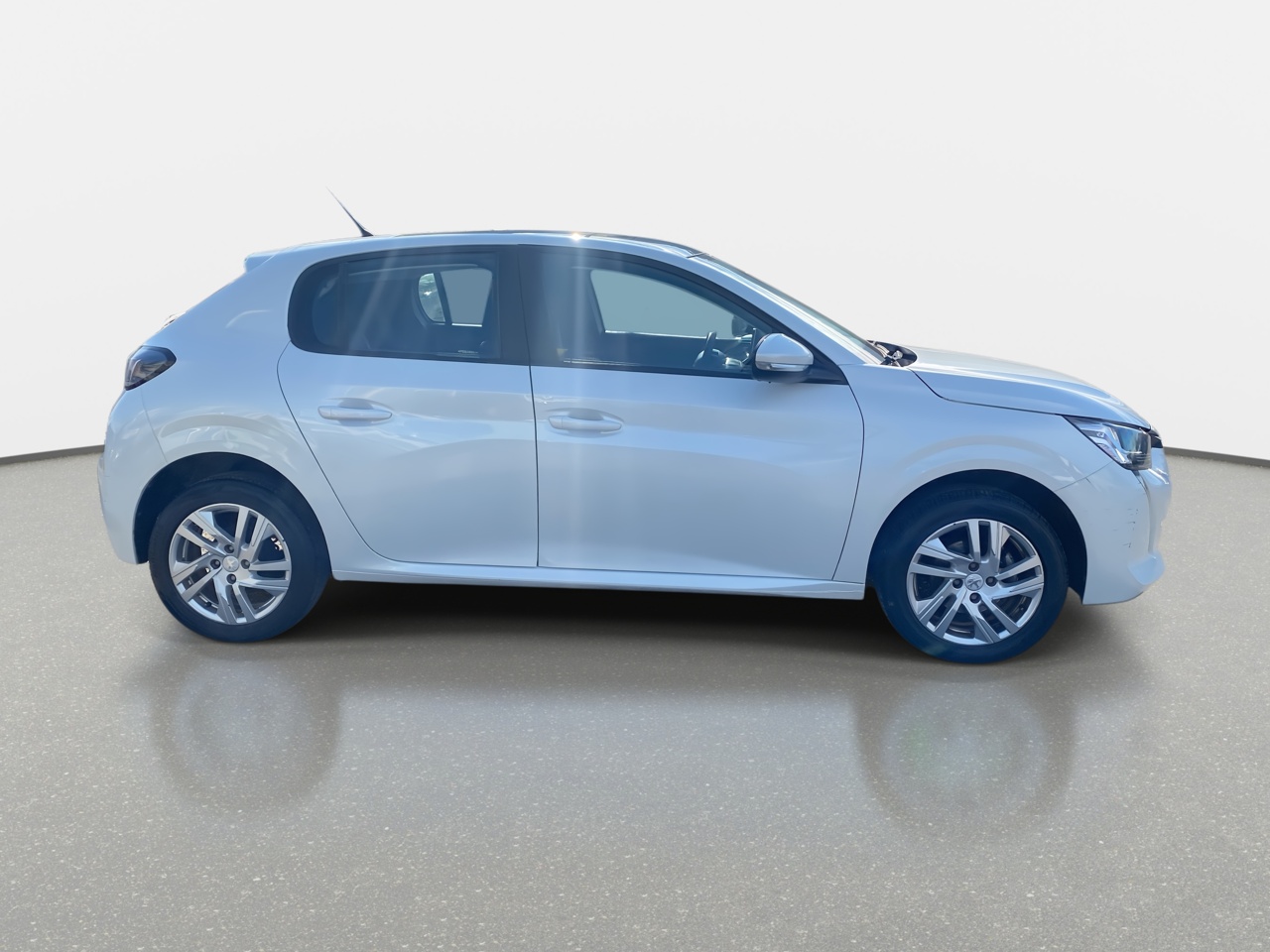 Peugeot 208 — foto 9 de 35