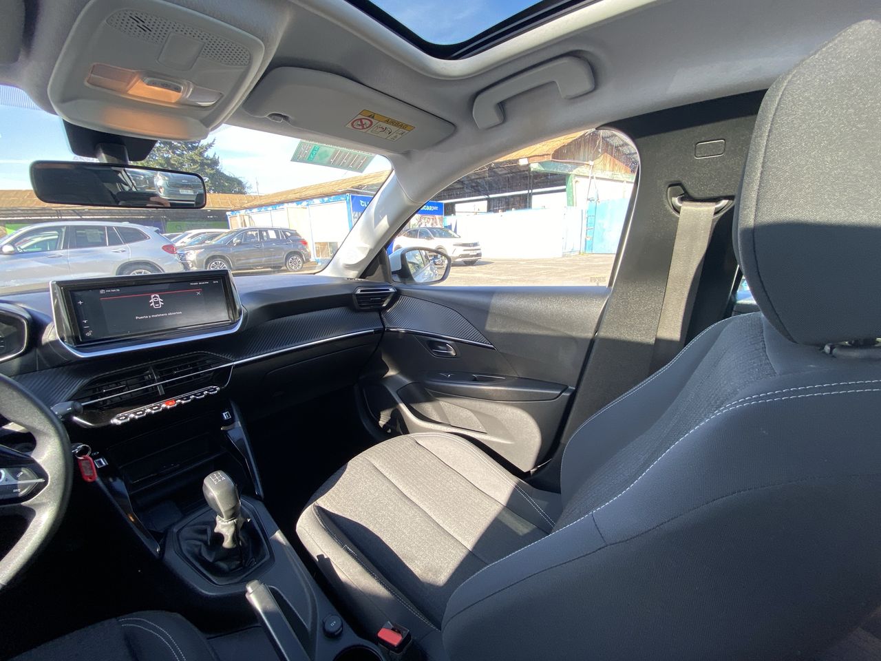 Peugeot 208 — foto 11 de 35