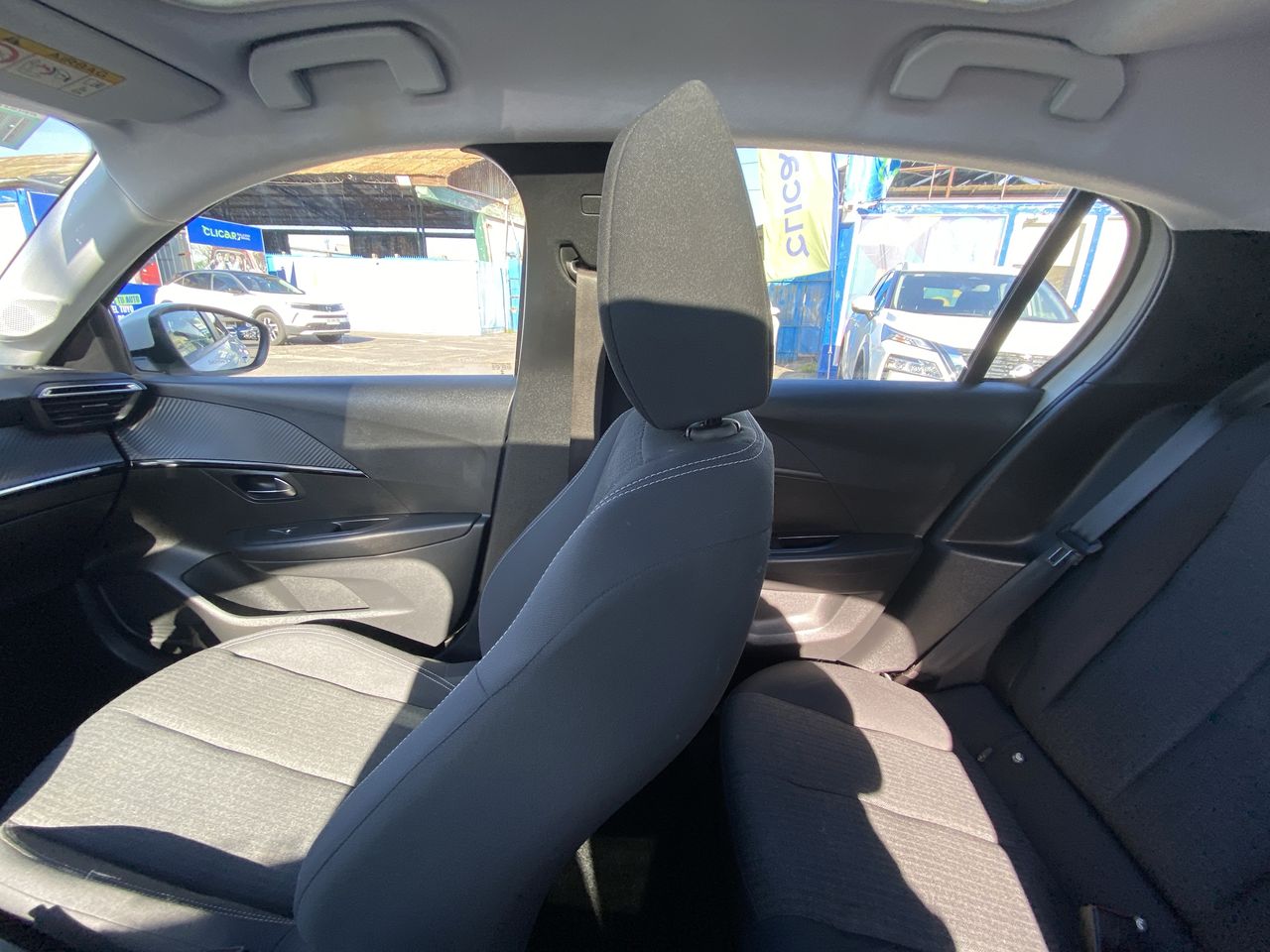 Peugeot 208 — foto 12 de 35