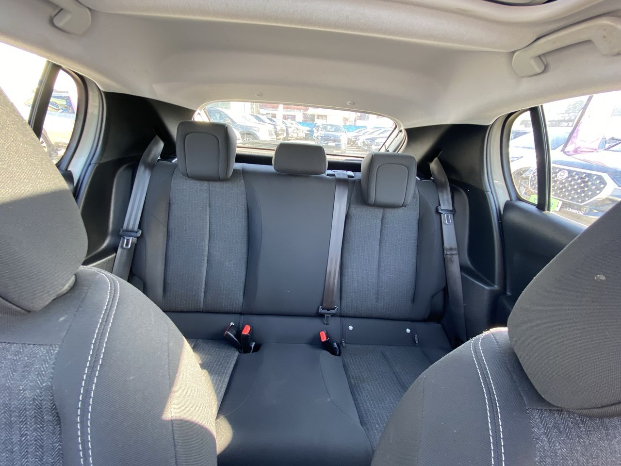 Peugeot 208 — foto 14 de 35