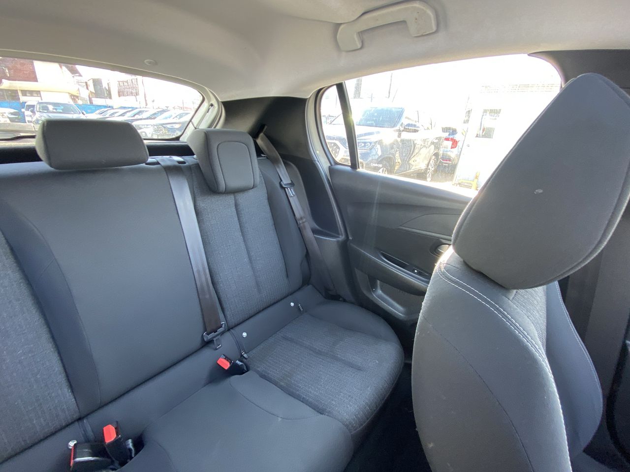 Peugeot 208 — foto 15 de 35