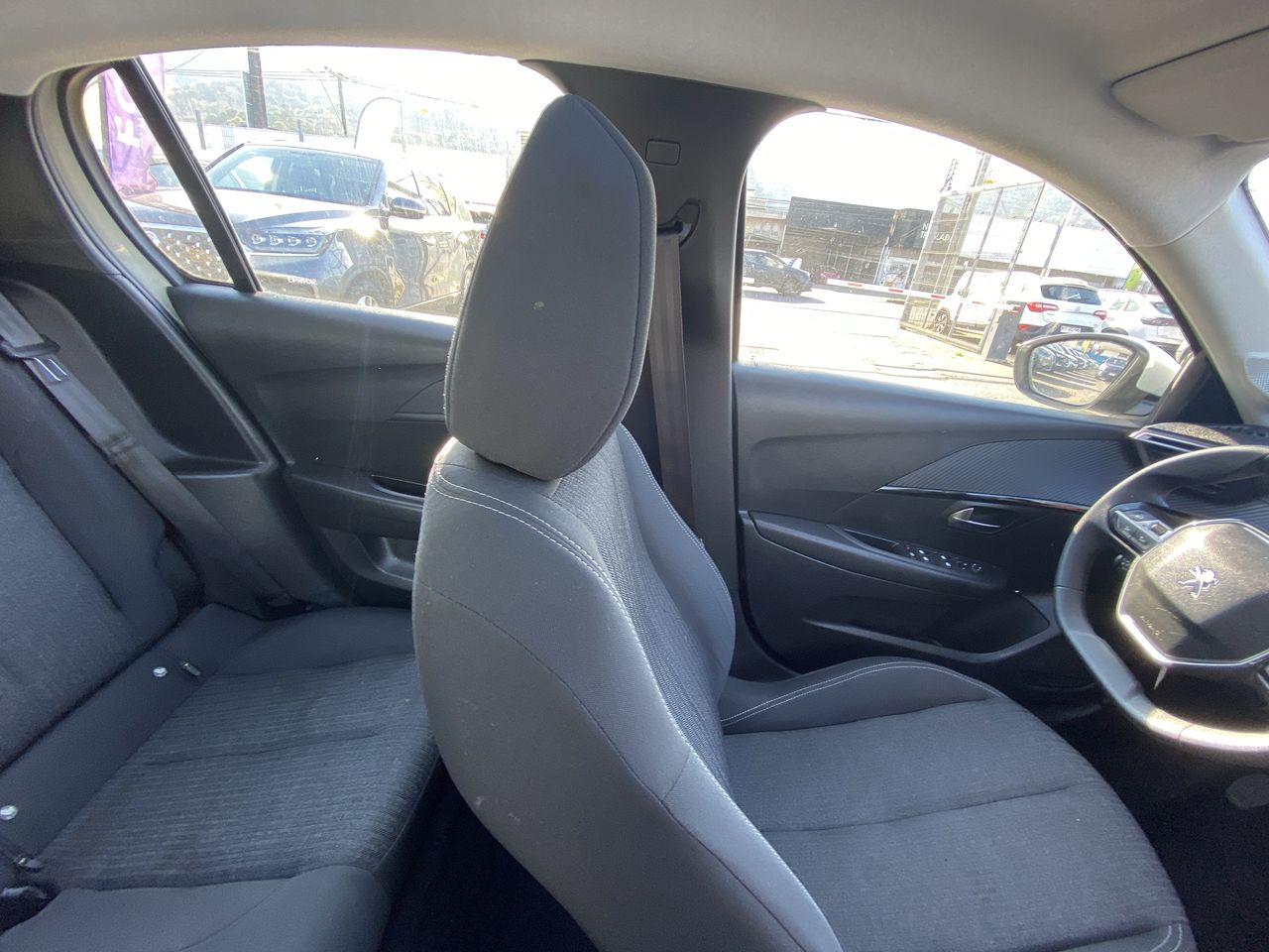 Peugeot 208 — foto 16 de 35