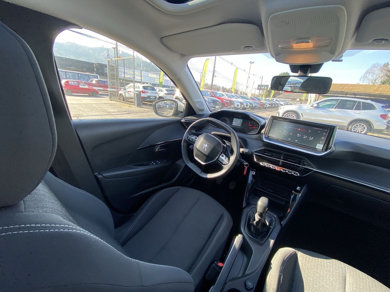 Peugeot 208 — foto 17 de 35