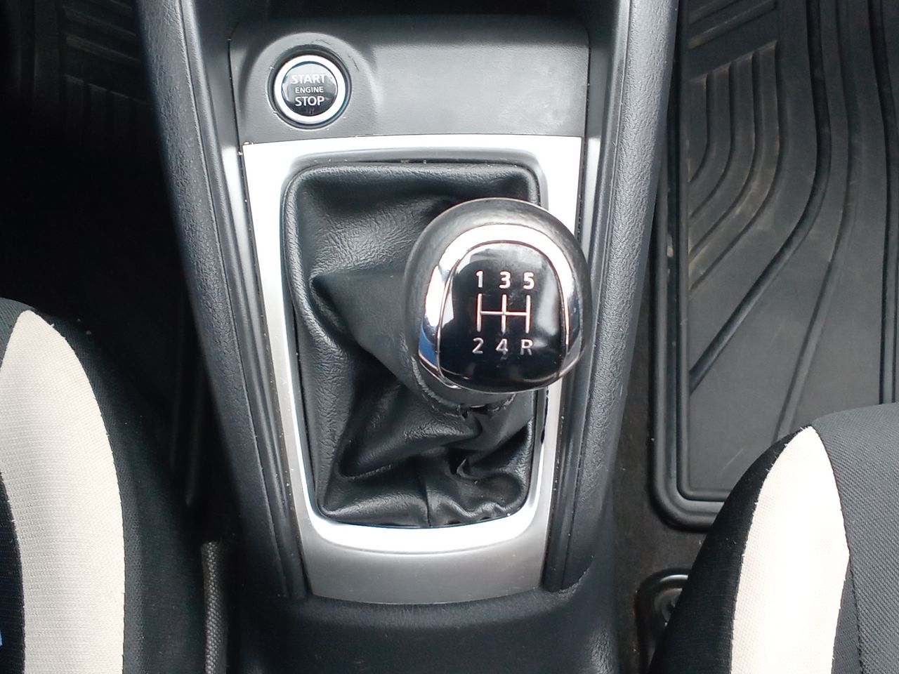 NISSAN - 32