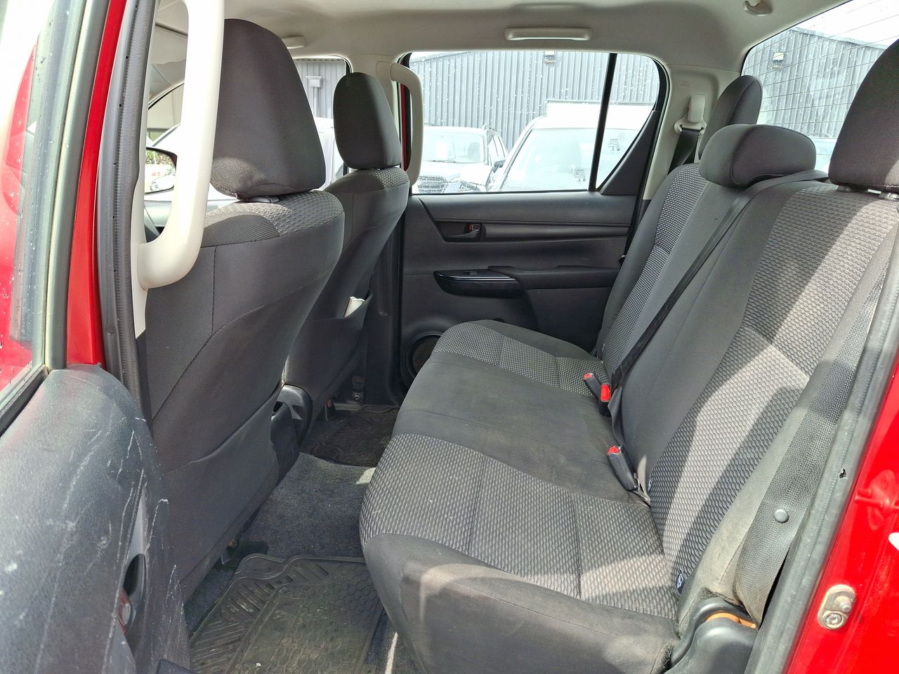 Toyota Hilux — foto 28 de 32