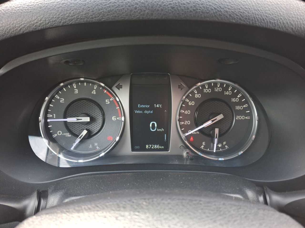 Toyota Hilux — foto 23 de 32
