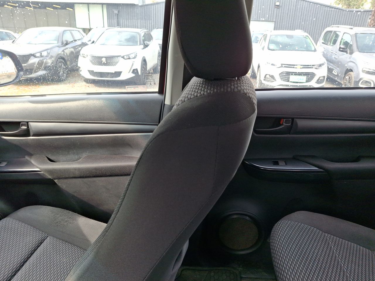 Toyota Hilux — foto 12 de 32
