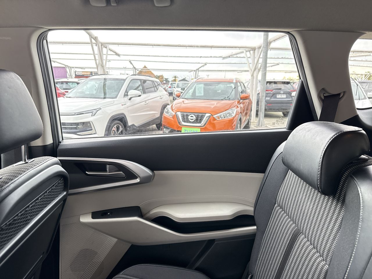 KIA Carens — foto 5 de 26