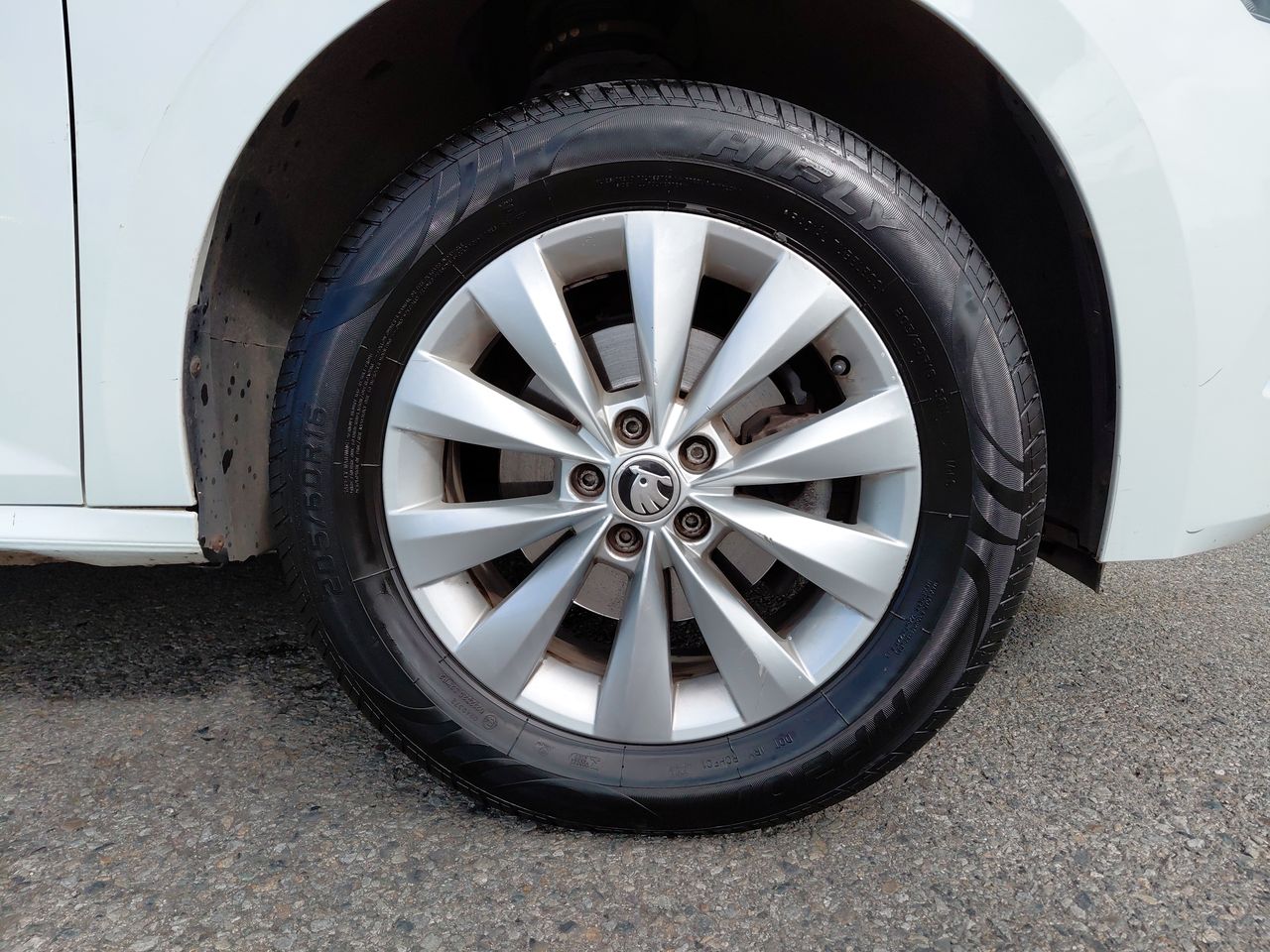 Škoda Kamiq — foto 8 de 23