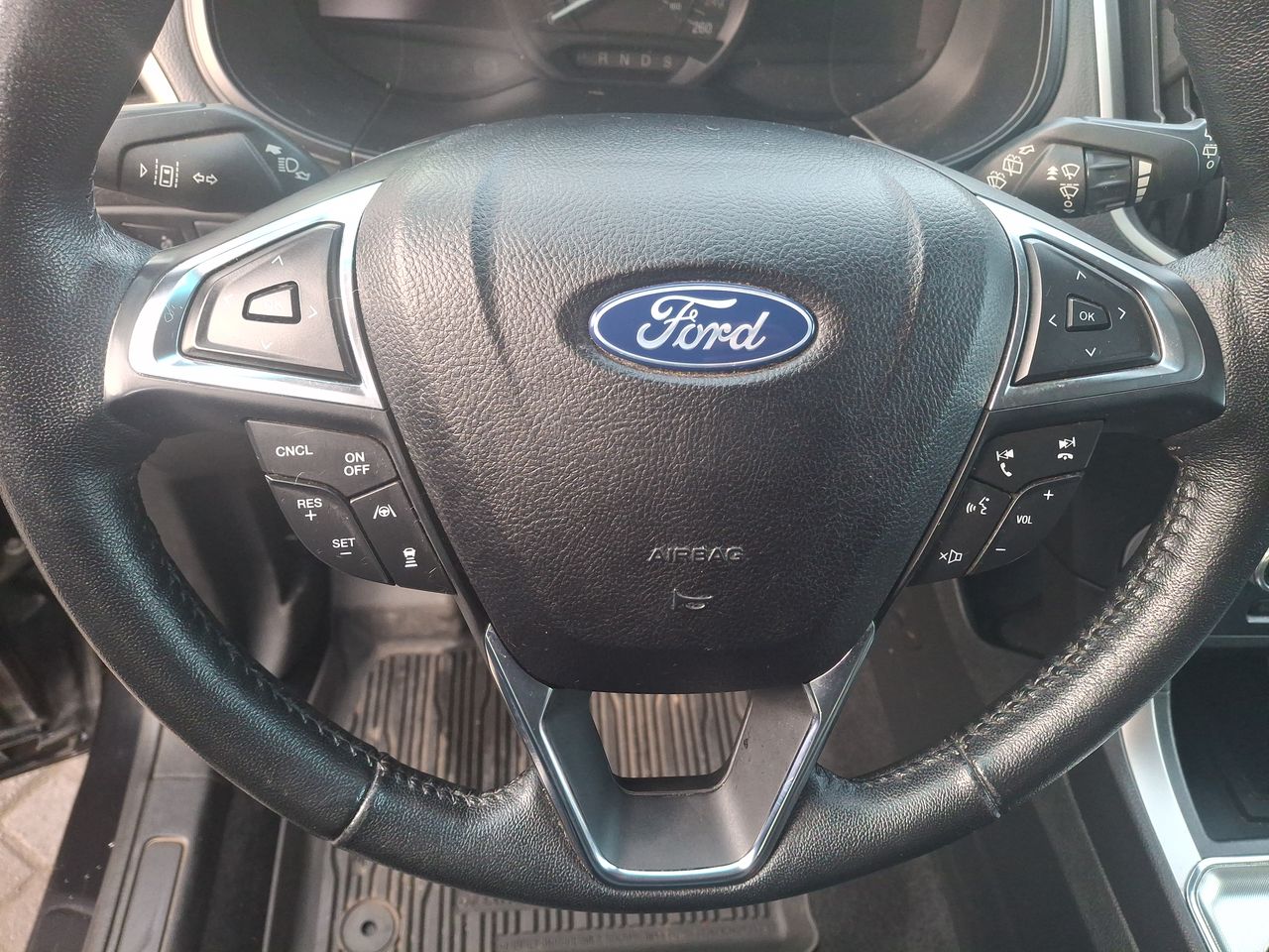 Ford Edge — foto 19 de 29