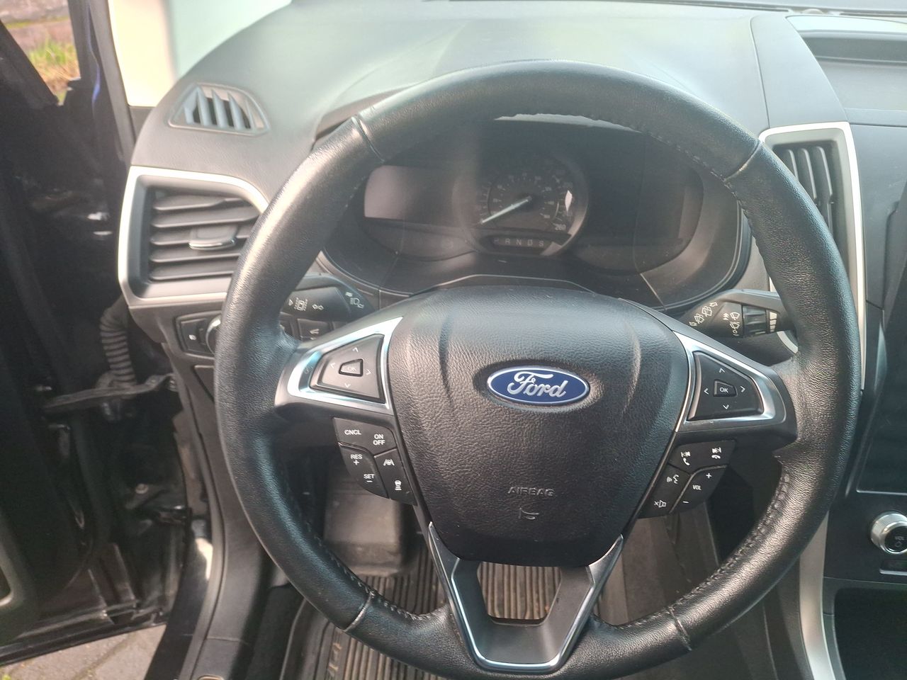 Ford Edge — foto 18 de 29