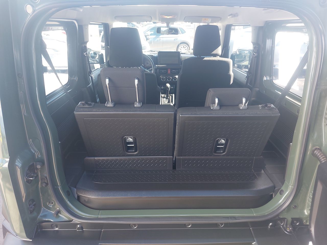 Suzuki Jimny — foto 13 de 27