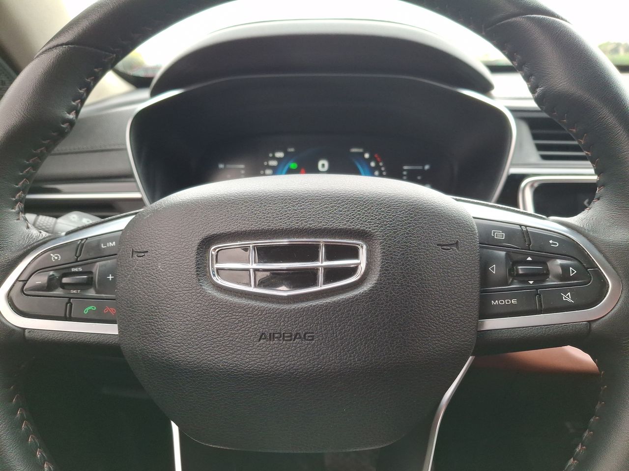 Geely Azkarra — foto 18 de 27