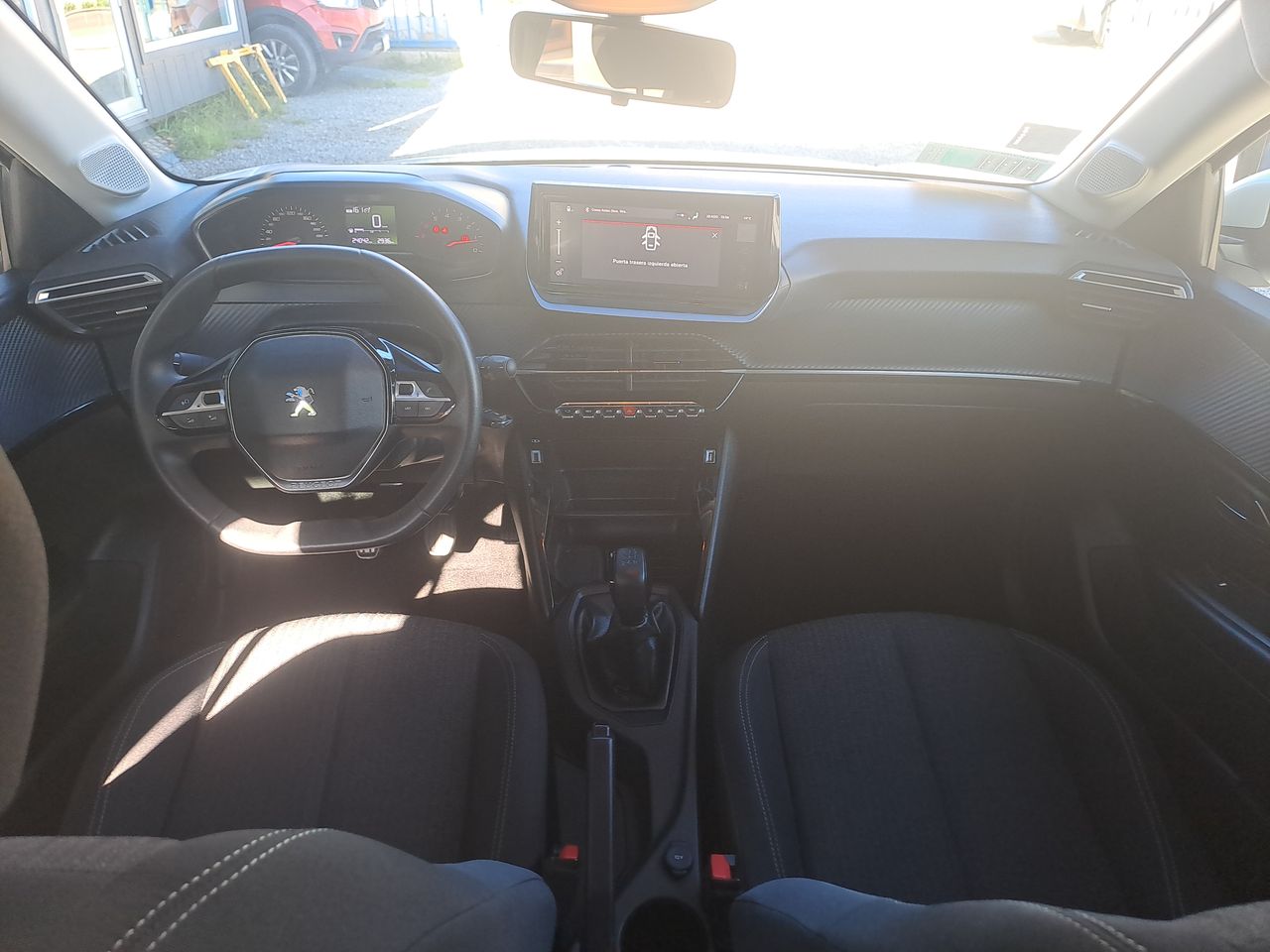 Peugeot 208 — foto 24 de 27