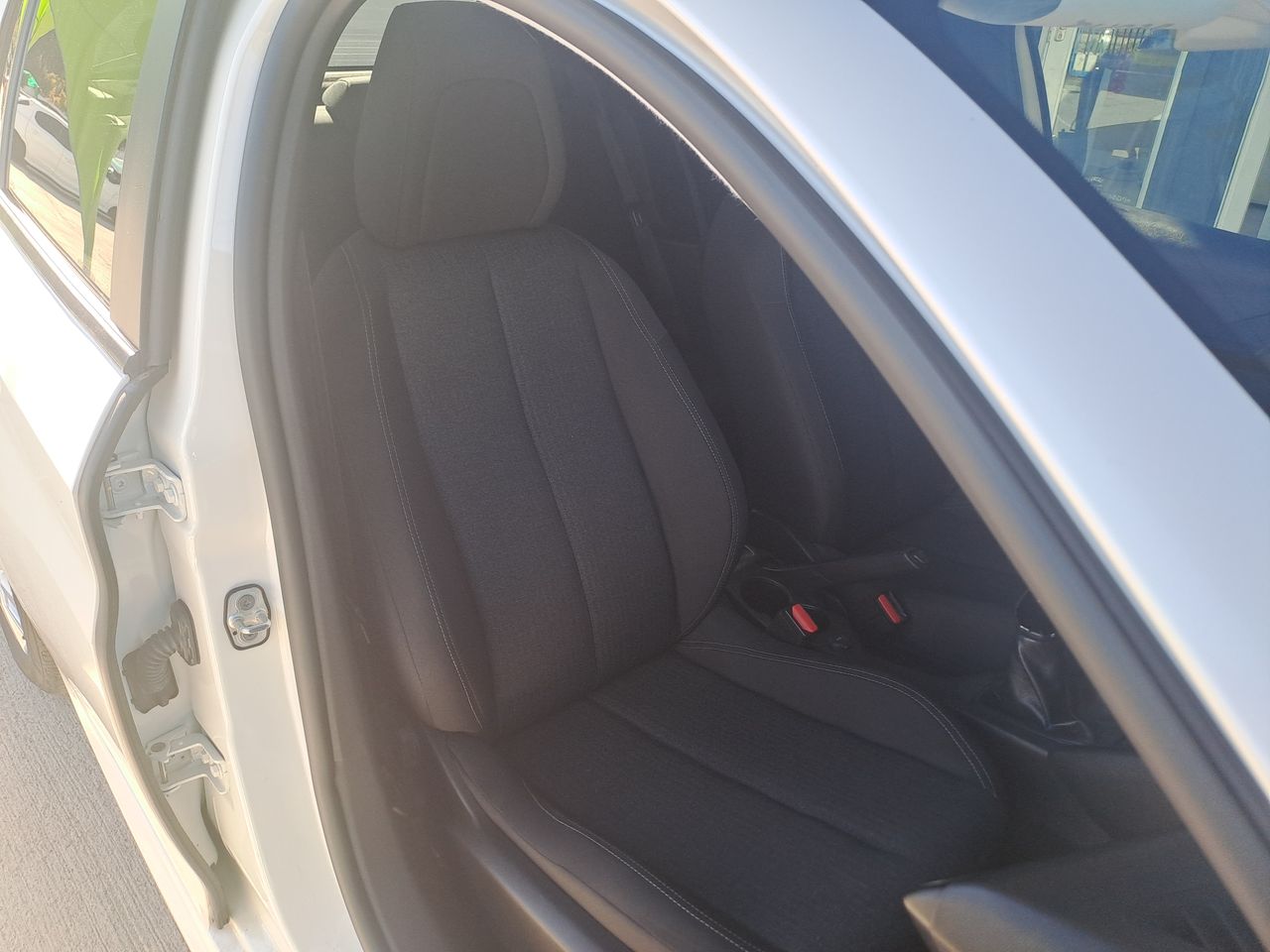 Peugeot 208 — foto 26 de 27