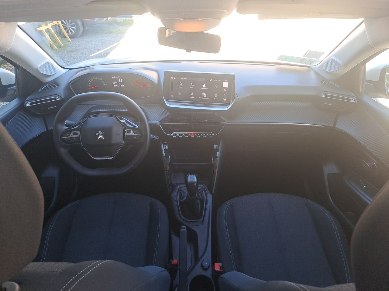 Peugeot 208 — foto 10 de 27