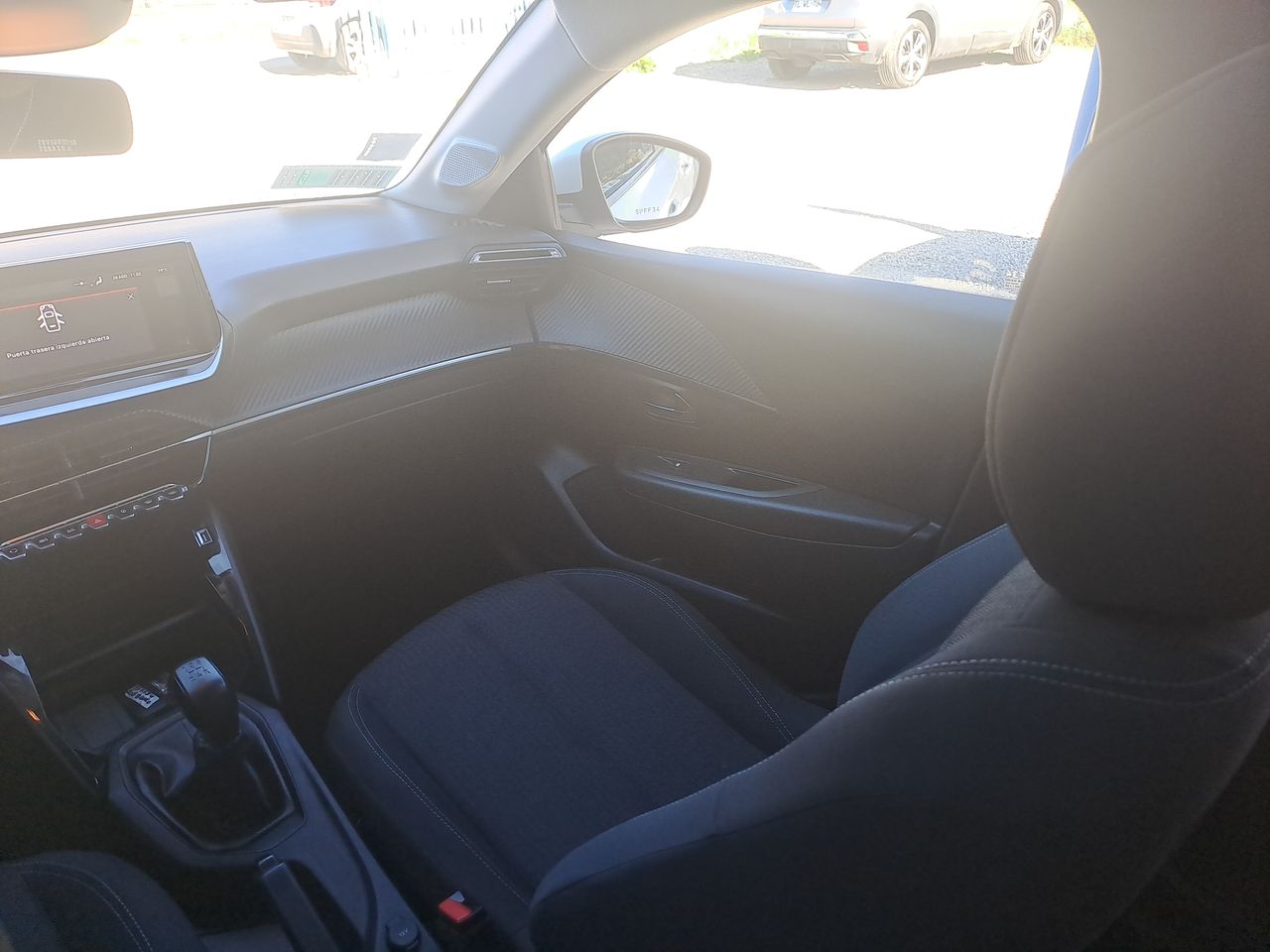 Peugeot 208 — foto 11 de 27