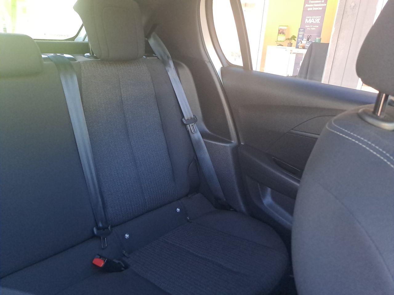Peugeot 208 — foto 15 de 27