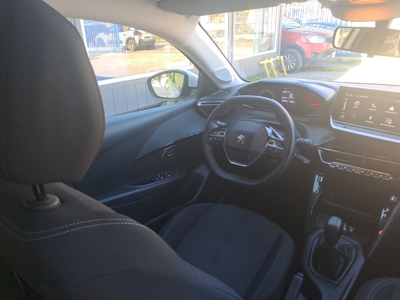 Peugeot 208 — foto 17 de 27