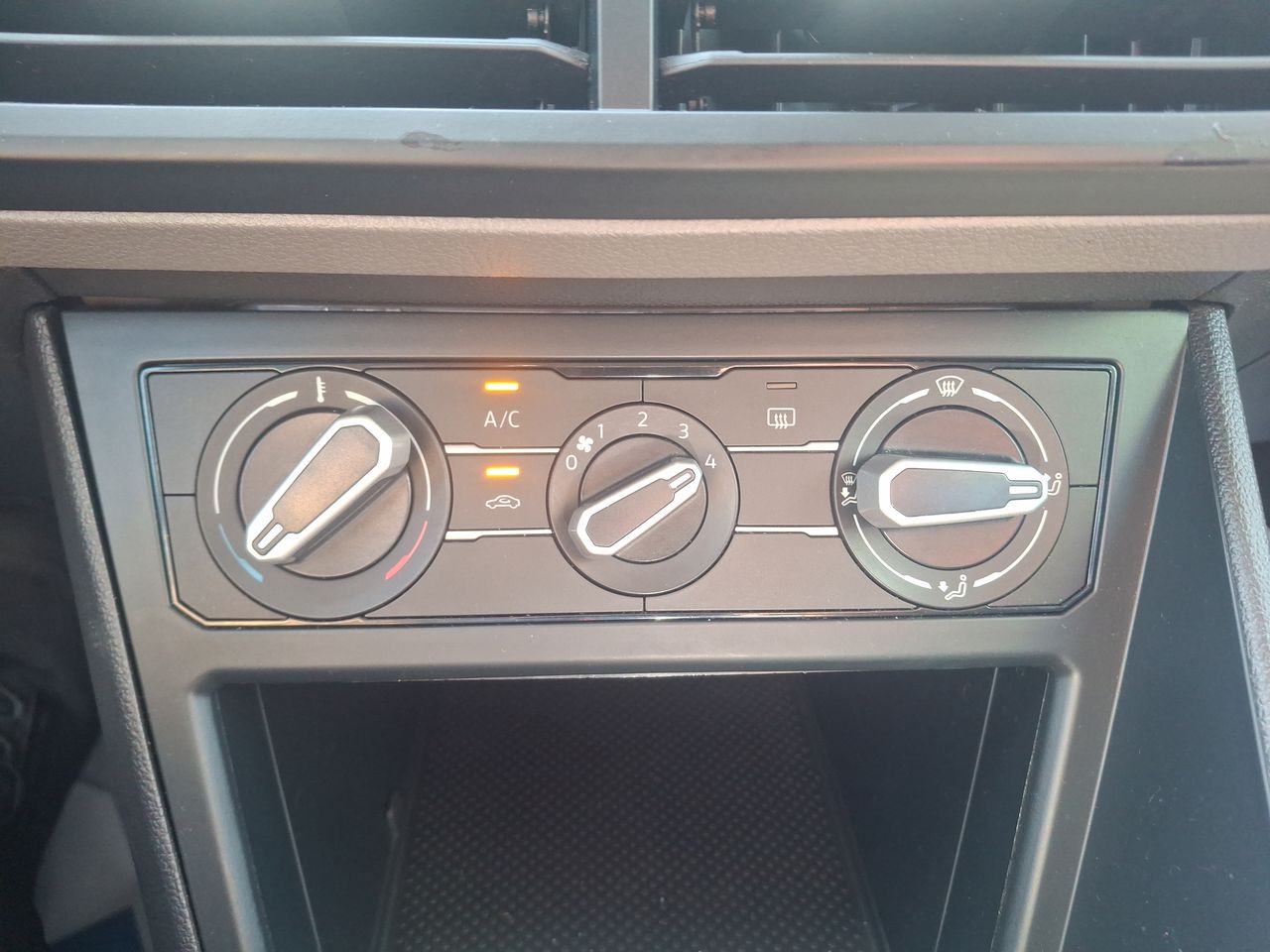 VOLKSWAGEN - 27