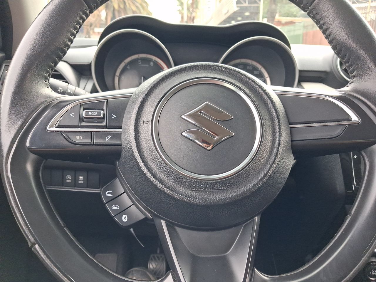 Suzuki Swift — foto 18 de 27