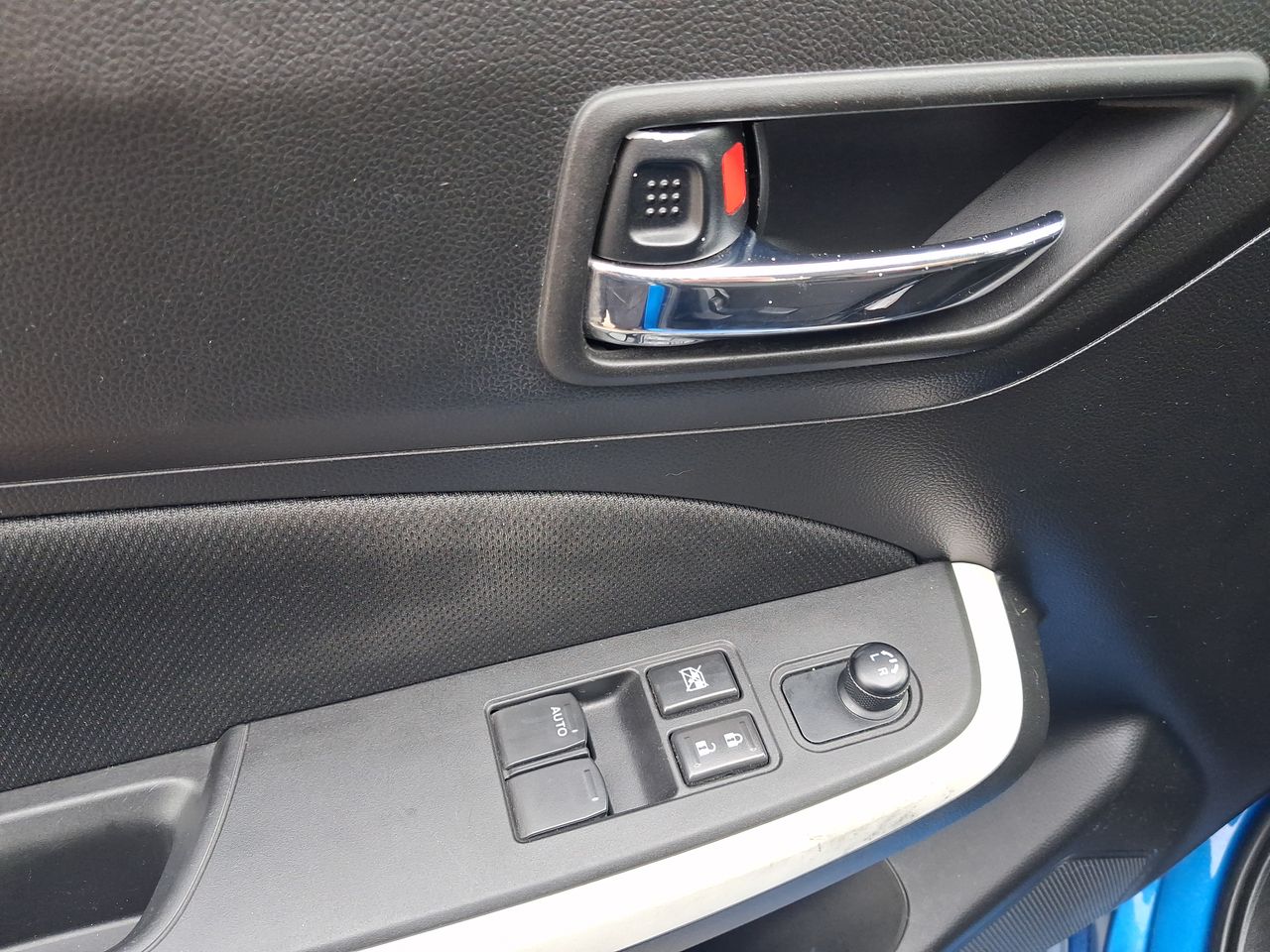 Suzuki Swift — foto 14 de 27