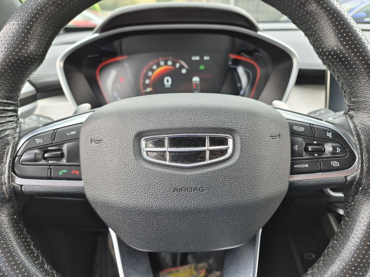 Geely Coolray — foto 11 de 21