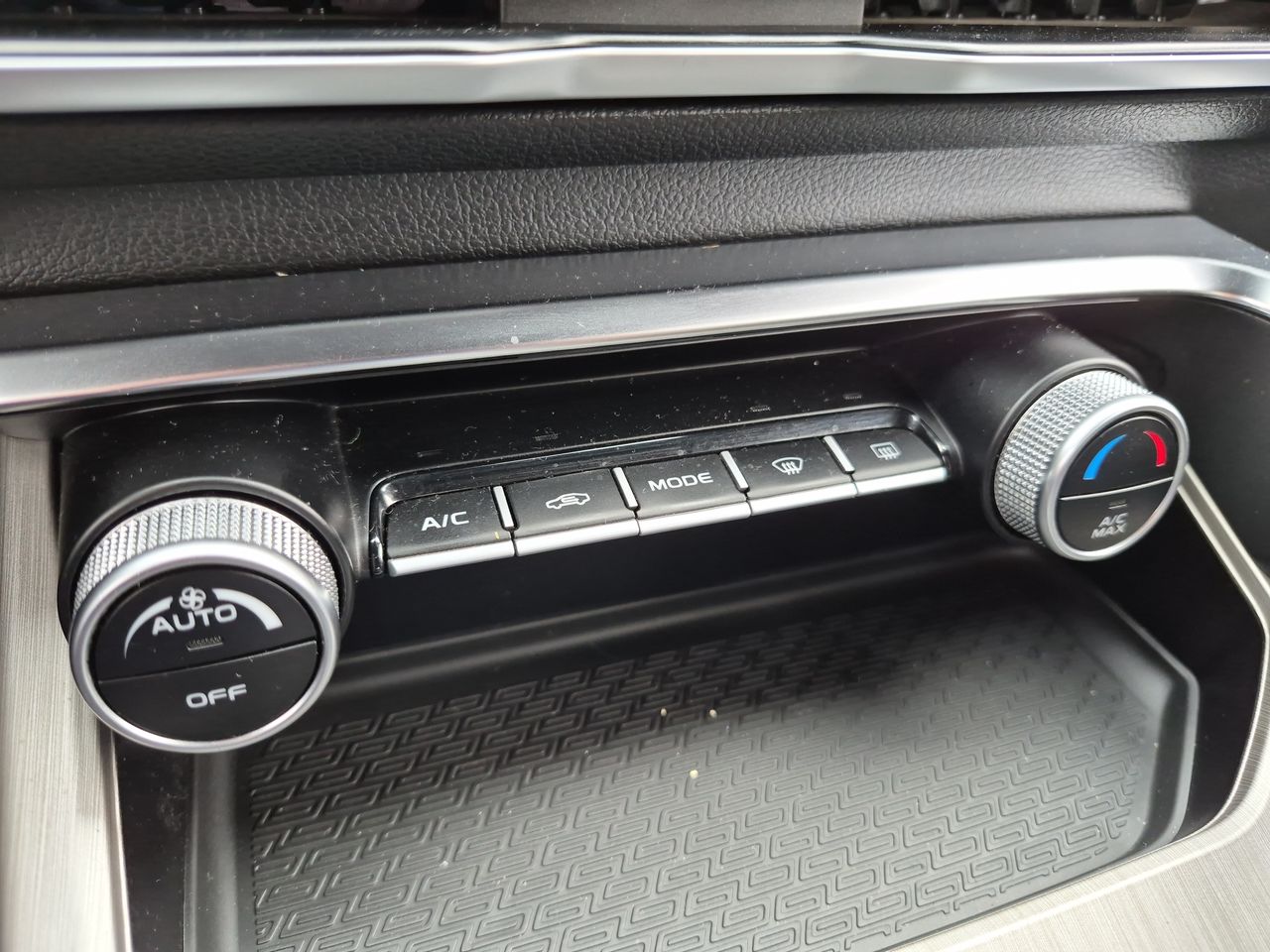 Geely Coolray — foto 15 de 21
