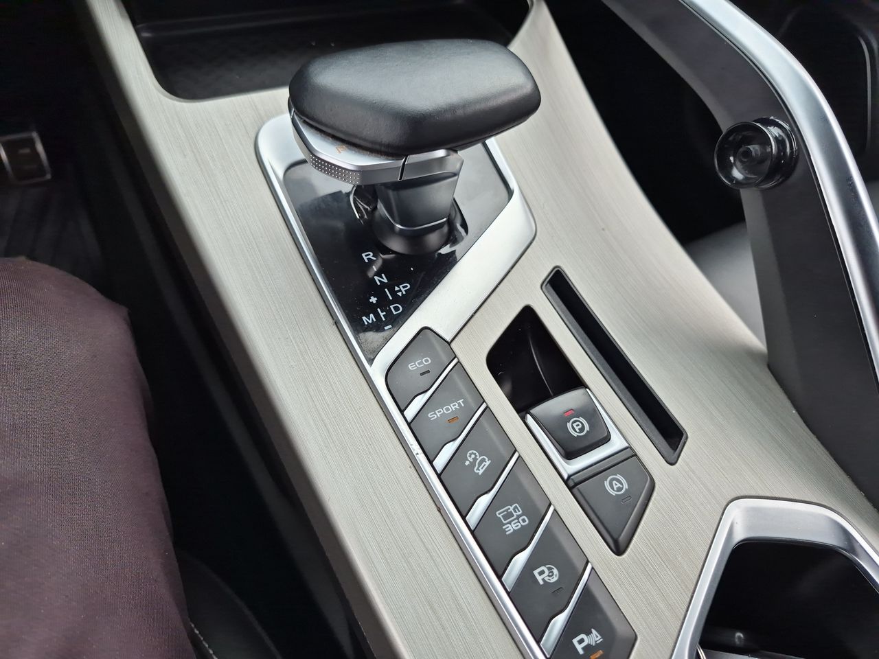 Geely Coolray — foto 16 de 21