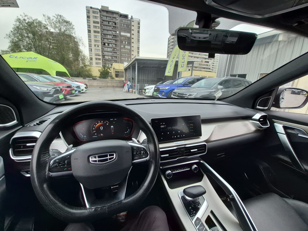 Geely Coolray — foto 17 de 21