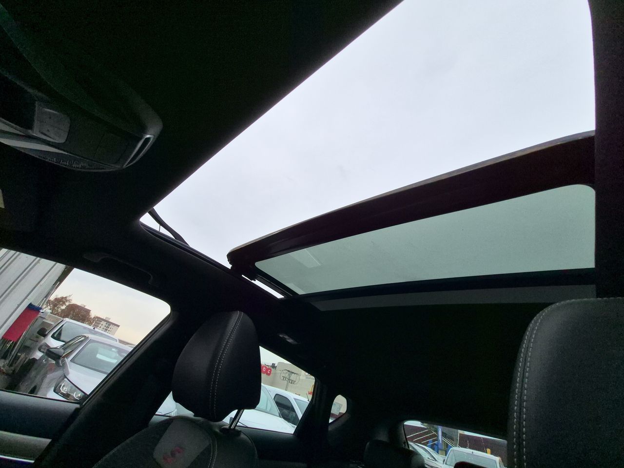 Geely Coolray — foto 18 de 21