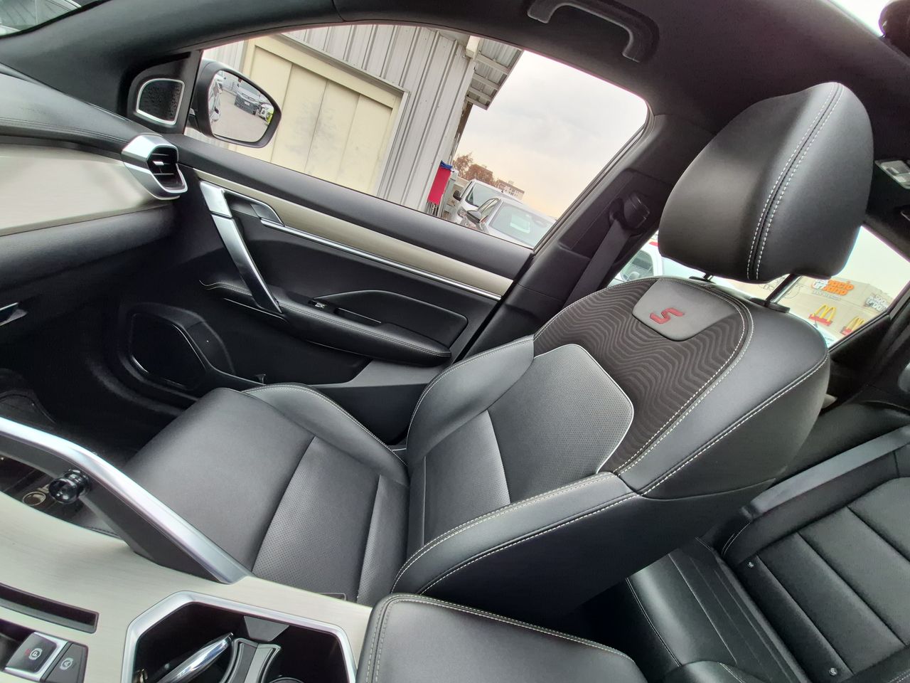 Geely Coolray — foto 19 de 21