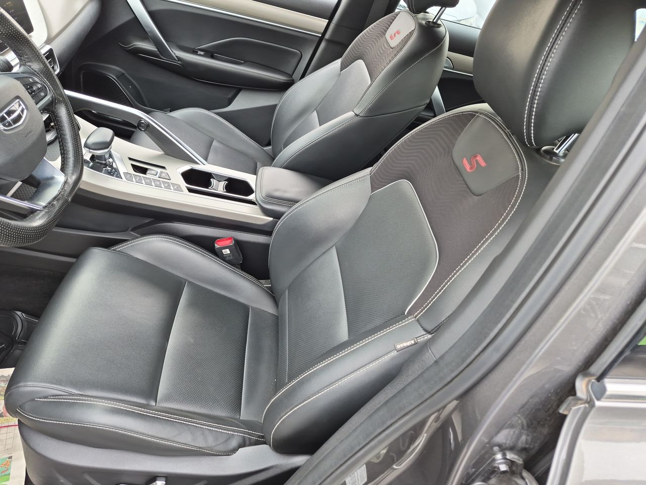 Geely Coolray — foto 9 de 21