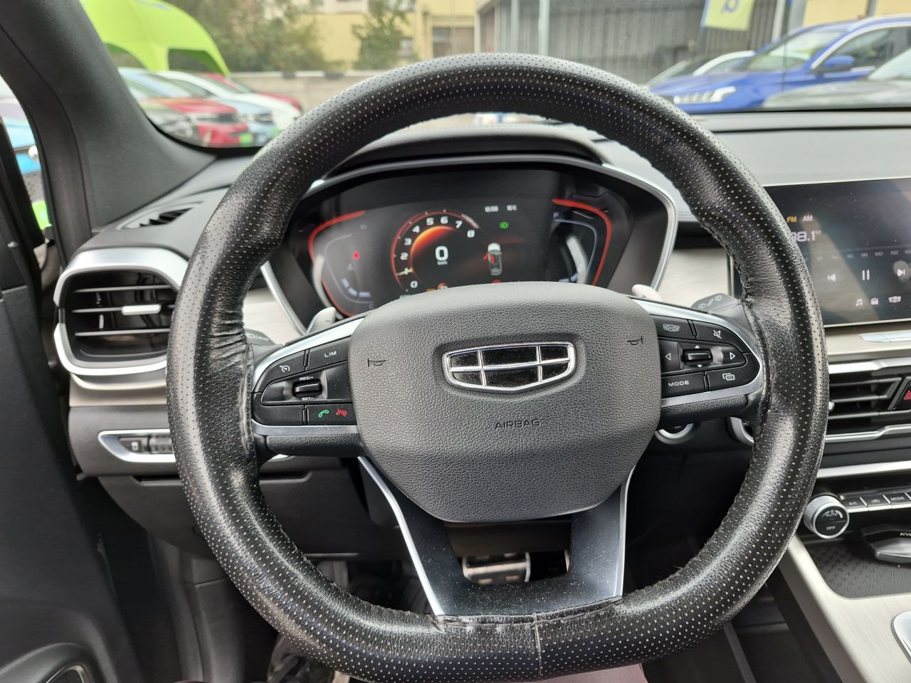 Geely Coolray — foto 10 de 21