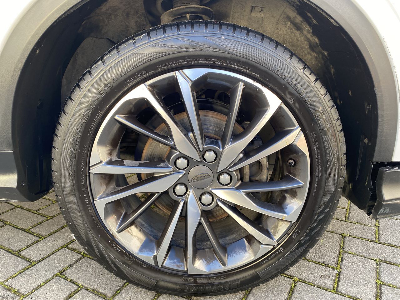 Geely Coolray — foto 10 de 29
