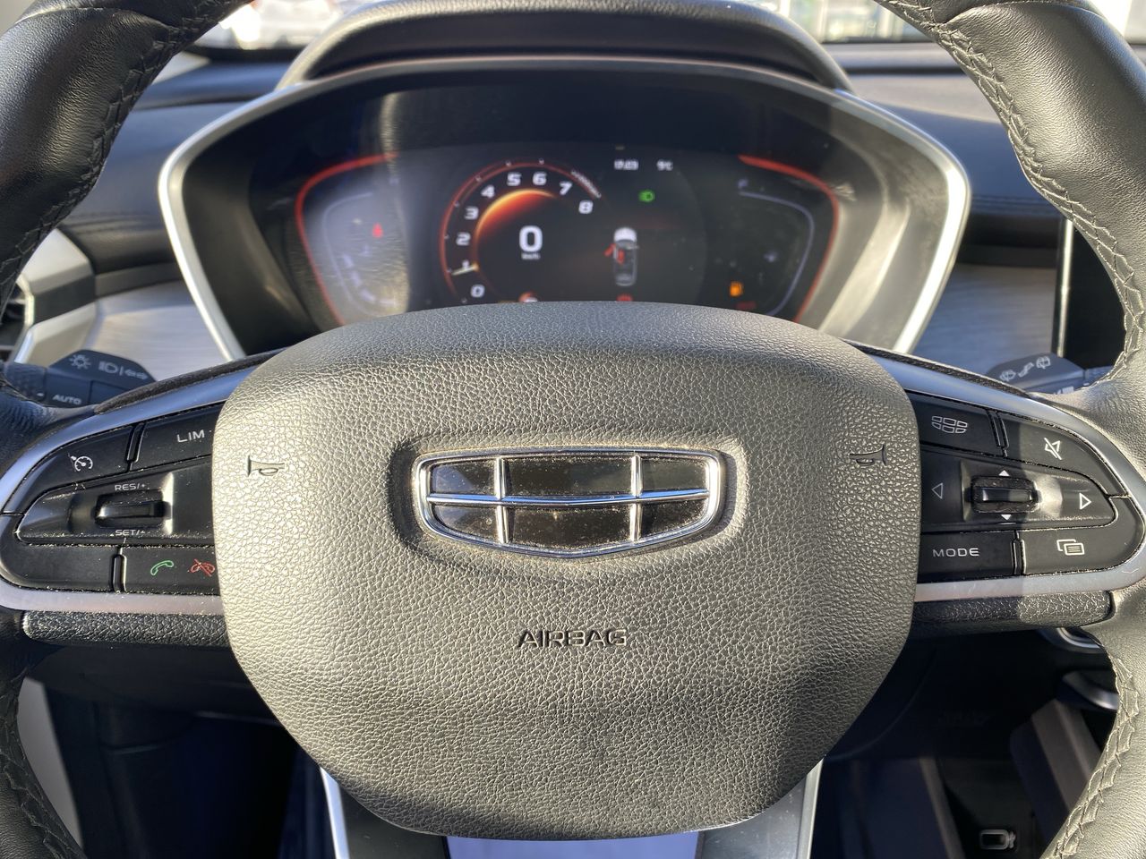 Geely Coolray — foto 19 de 29