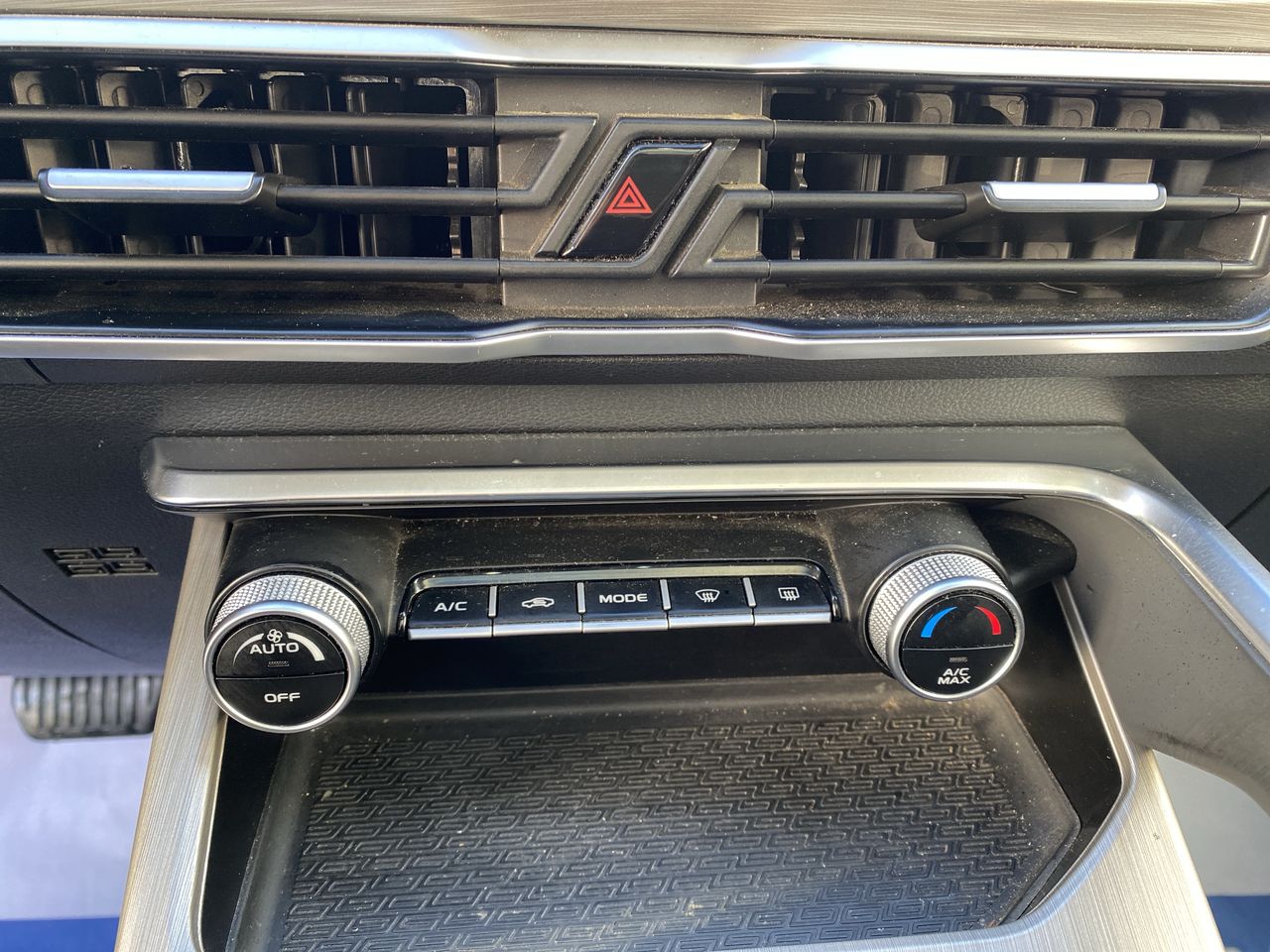 Geely Coolray — foto 23 de 29