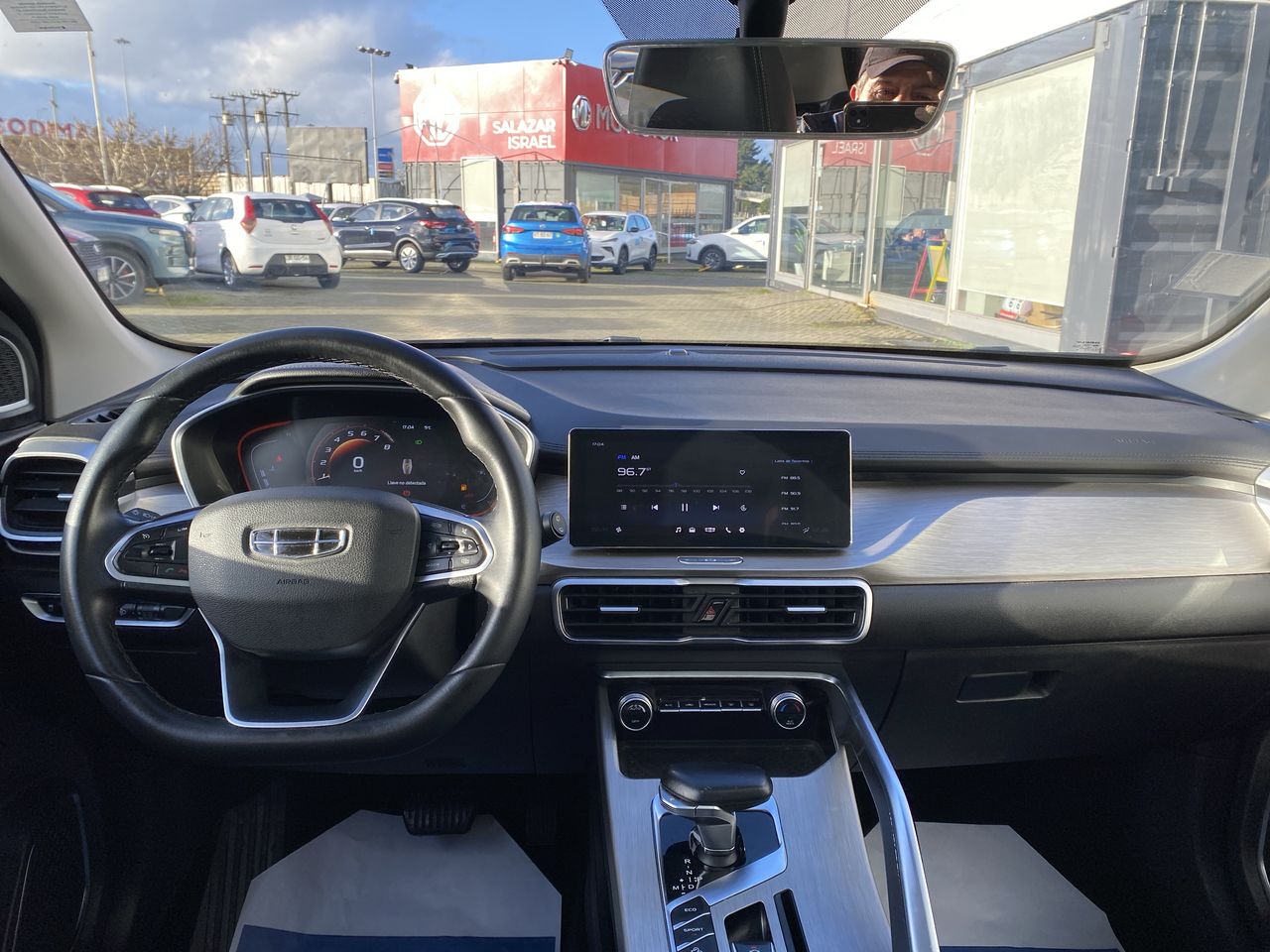 Geely Coolray — foto 25 de 29