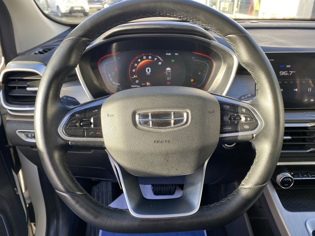 Geely Coolray — foto 18 de 29