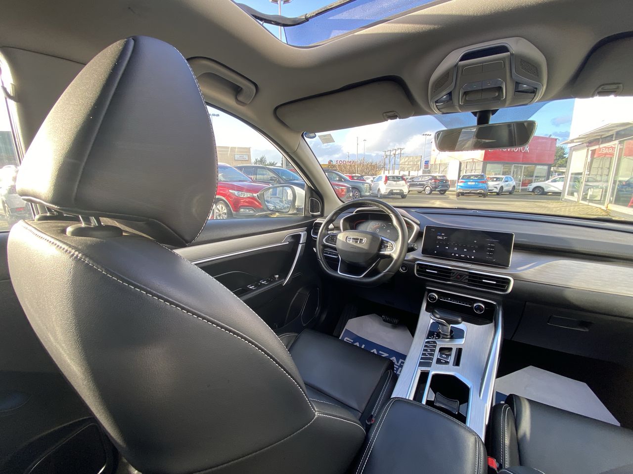 Geely Coolray — foto 9 de 29