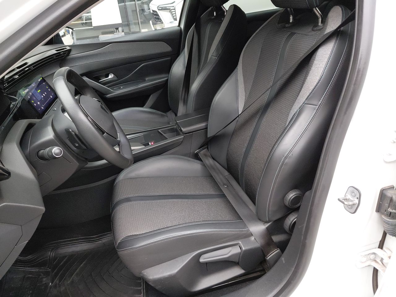 Peugeot 308 — foto 24 de 34