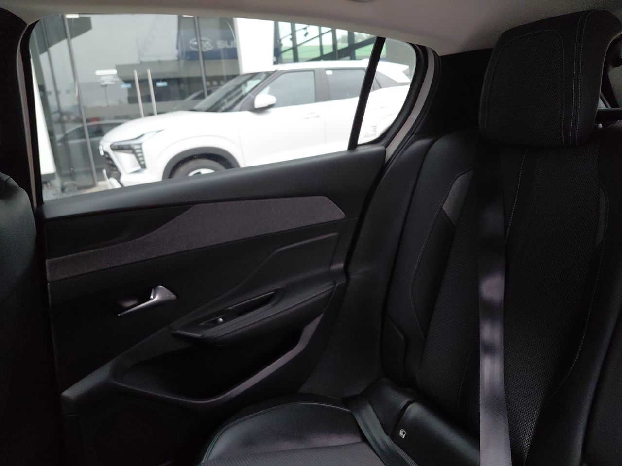 Peugeot 308 — foto 13 de 34