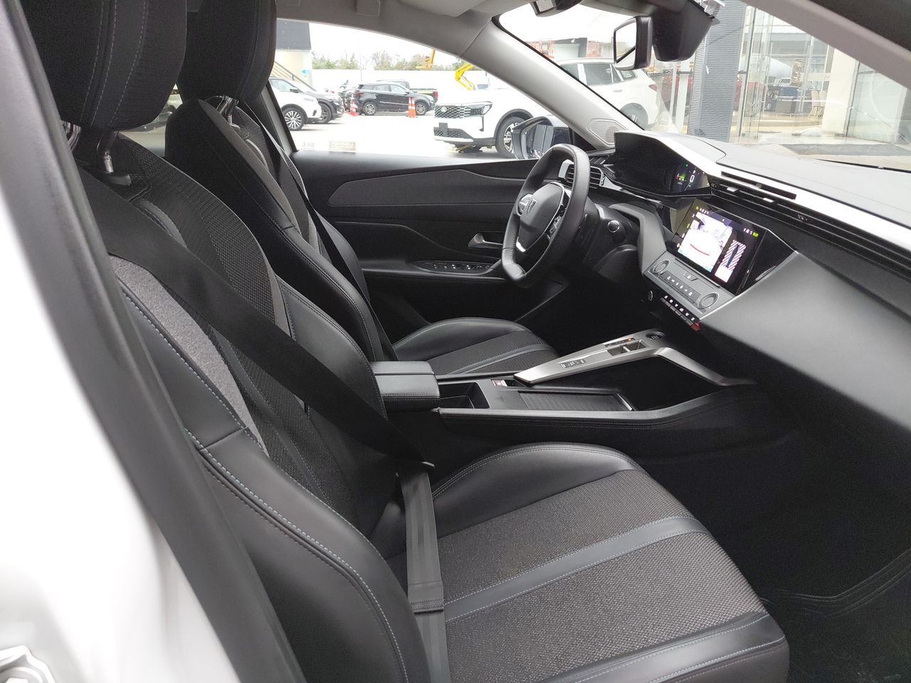 Peugeot 308 — foto 17 de 34