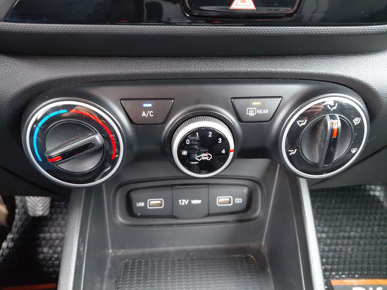 Hyundai Venue — foto 20 de 25